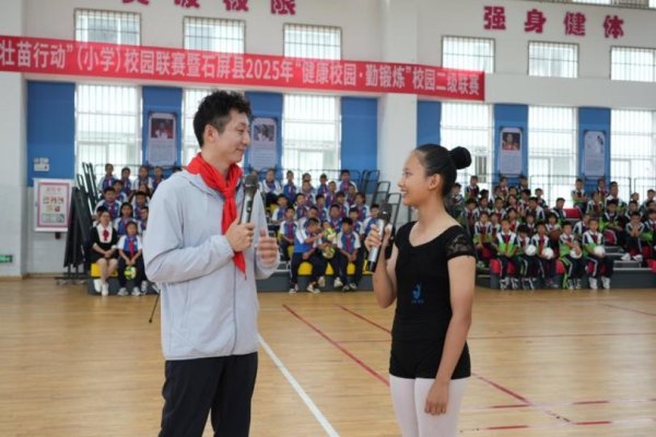 策略通 奥运冠军边疆行走进云南红河 林跃曾春蕾张楠助阵